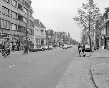 855249 Afbeelding van het verkeer op de Biltstraat te Utrecht, met links de ingang van de Goedestraat.